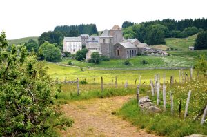 Aubrac arrivee par le GR65 V Prudhomme Tourisme Aveyron