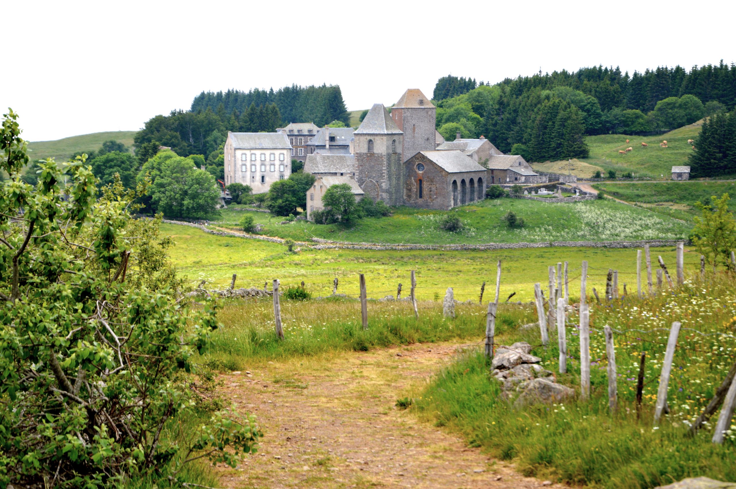 Aubrac arrivee par le GR65 V Prudhomme Tourisme Aveyron