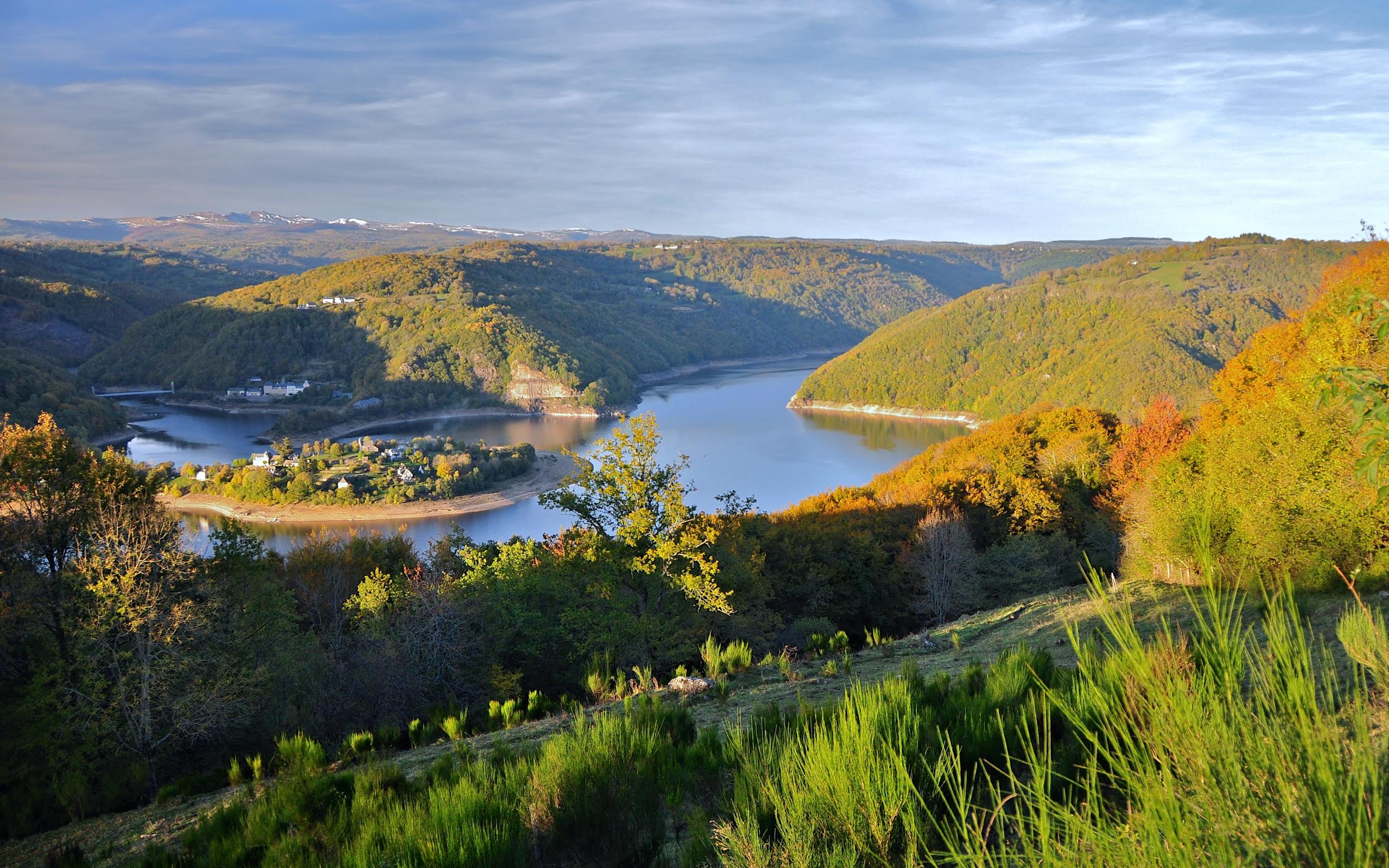 PR 1 presquile de laussac lac de sarrans Aveyron credit photo frederic delams