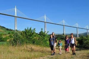 Viaduc de Millau avec randonneurs
