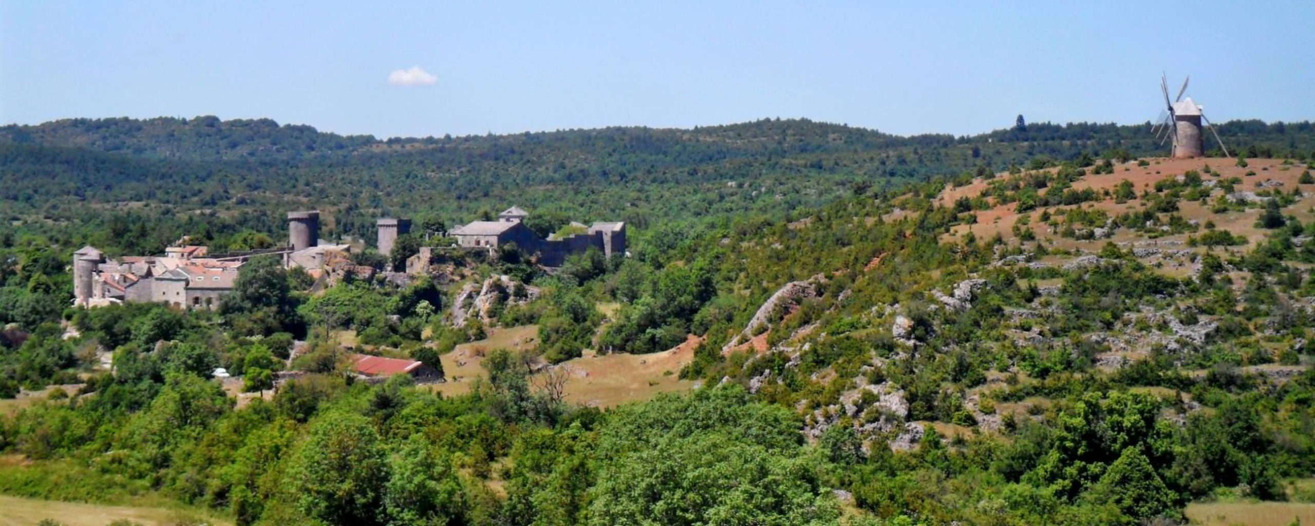 couvertoirade et moulin larzac vallee